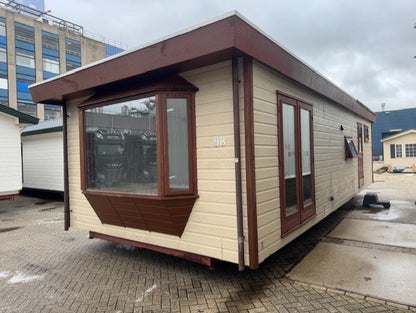 ** Canexel chalet 10 x 4 2 slaapkamers ideaal voor de handyman 8950,-**